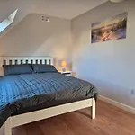 Beautiful Spacious 4-bedroom House In Σπίτι διακοπών *