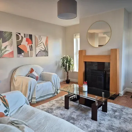 Beautiful Spacious 4-bedroom House In Hébergement de vacances