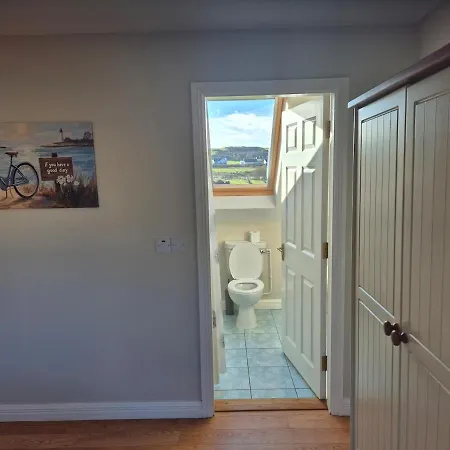 Beautiful Spacious 4-bedroom House In Ferienhaus