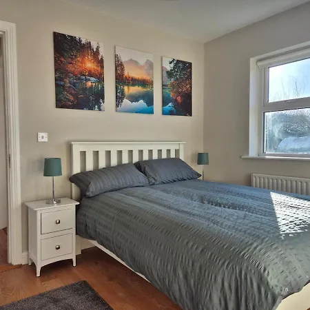 Hébergement de vacances Beautiful Spacious 4-bedroom House In *