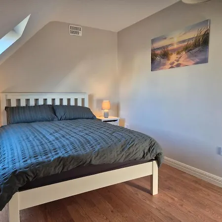 Beautiful Spacious 4-bedroom House In Hébergement de vacances *